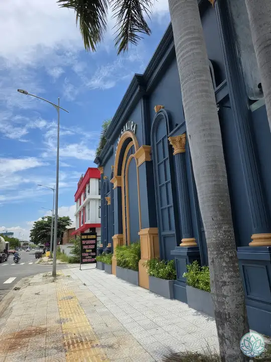 낮 시간에 바라 본 건물 외관