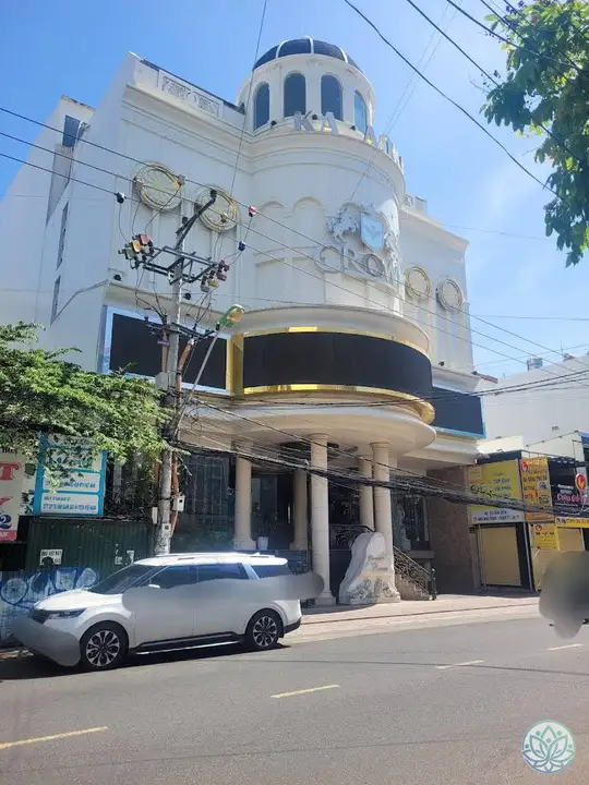 크라운 가라오케 외관