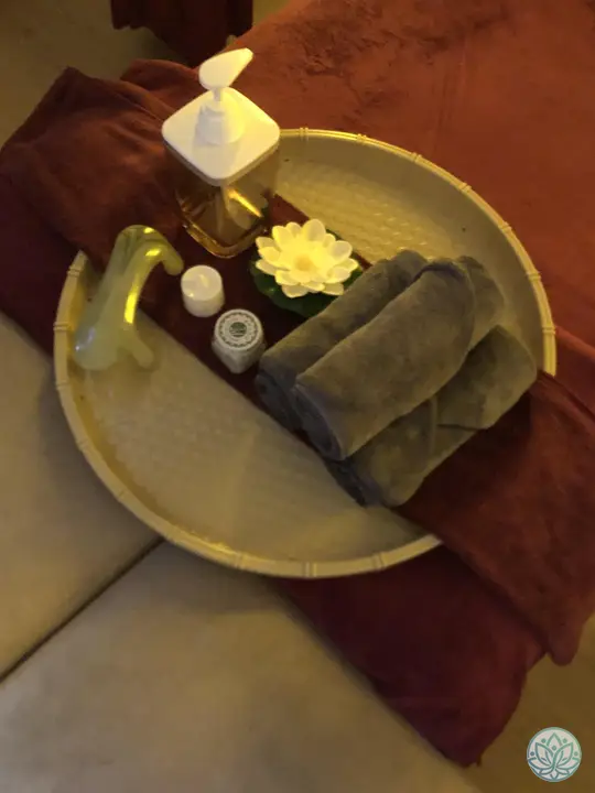 정갈하게 준비된 수건과 오일